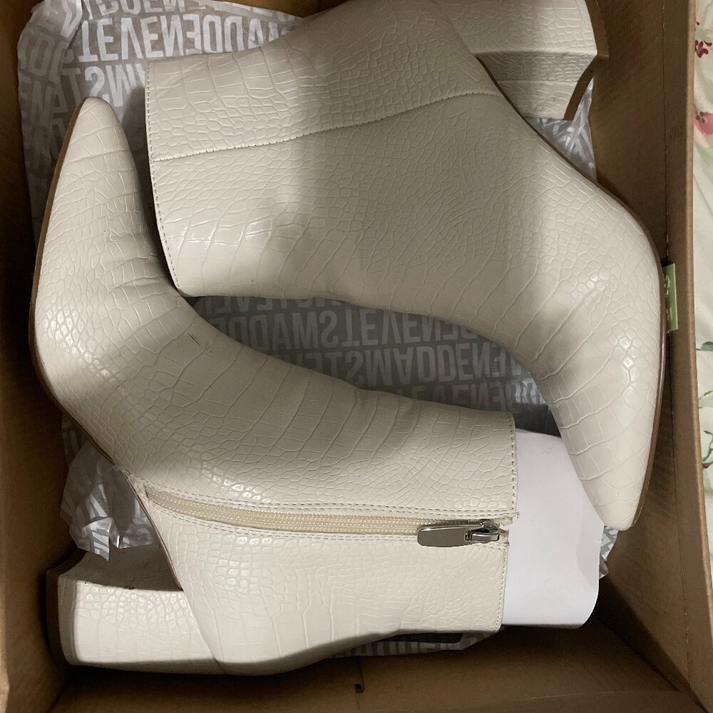 steve madden white boots (7.5)